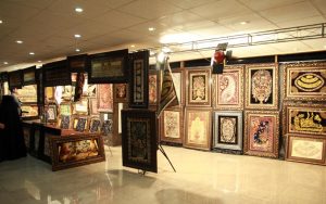 حضور بانوی بافنده تابلو فرش در نمایشگاه صنایع‌دستی عراق