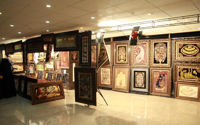 حضور بانوی بافنده تابلو فرش در نمایشگاه صنایع‌دستی عراق