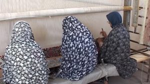 فعالیت 20 زن در 3 کارگاه قالیبافی در روستای تیکن